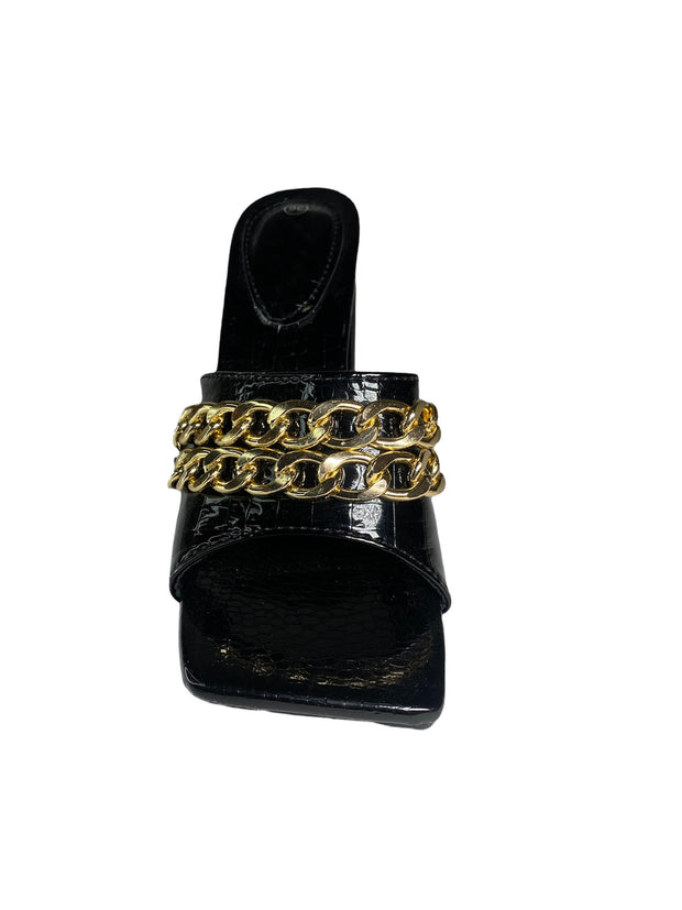 Heels with a gold chain - Black