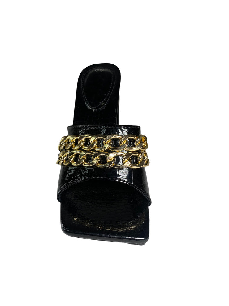 Heels with a gold chain - Black